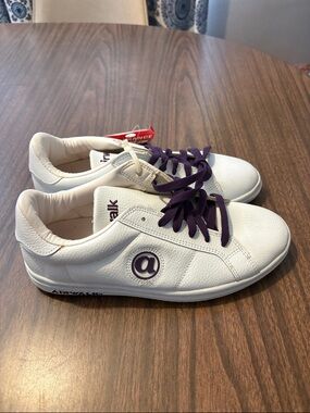 NEW Airwalk JIM Size 10 VINTAGE White Leather Sneakers with Purple Laces NWT